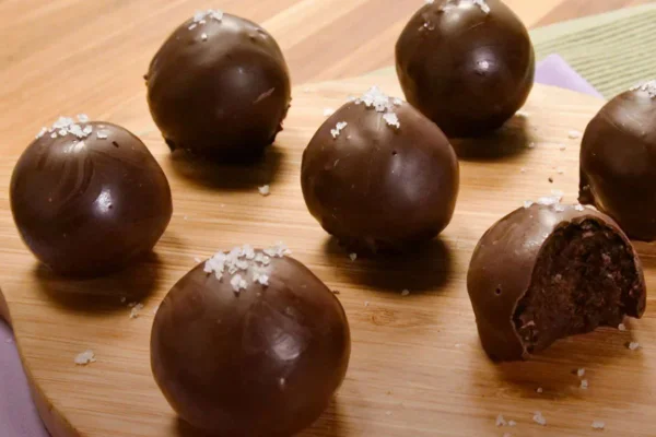 bolinhas de chocolate com flor de sal por cima