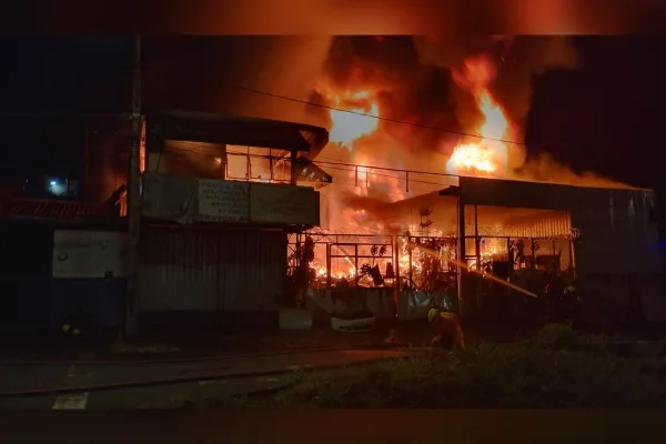 Ferro-velho pega fogo em Uberlândia