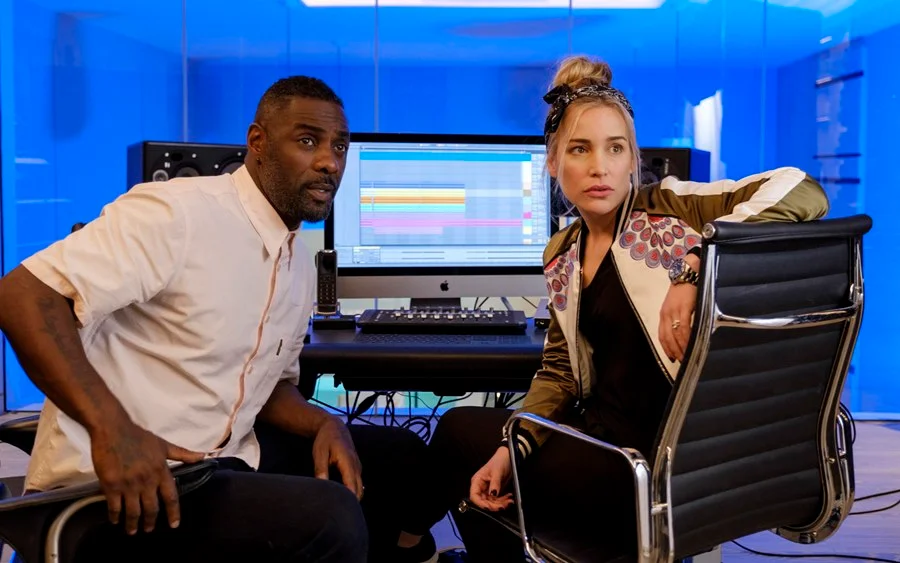 Idris Elba vive um um DJ tentando dar a volta por cima enquanto trabalha como babá da filha rebelde de uma amiga famosa em Se Joga, Charlie. A série estreia em 15 de março Idris Elba vive um um DJ tentando dar a volta por cima enquanto trabalha como babá da filha rebelde de uma amiga famosa em Se Joga, Charlie. A série estreia em 15 de março