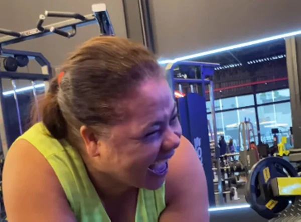 Imagem colorida de Patrícia Batista, de 45 anos, na academia - Metrópoles