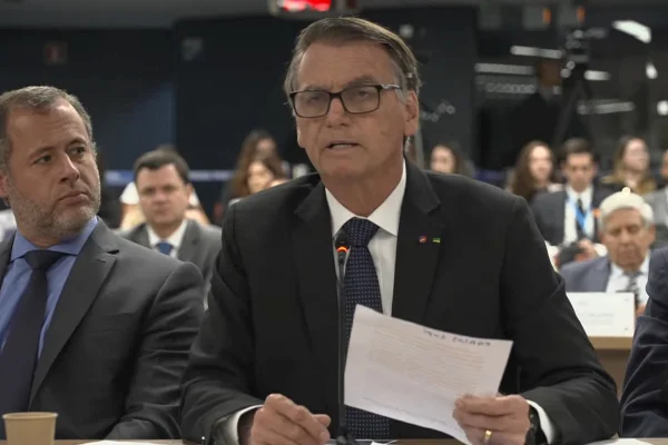Imagem colorida de Bolsonaro sendo interrogado - Metrópoles