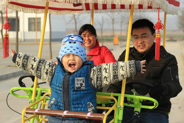 China retira obstáculos burocráticos para que casais possam ter filhos