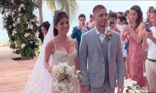 Ator Daniel Rocha se casa com Laíse Leal em hotel de luxo em Trancoso