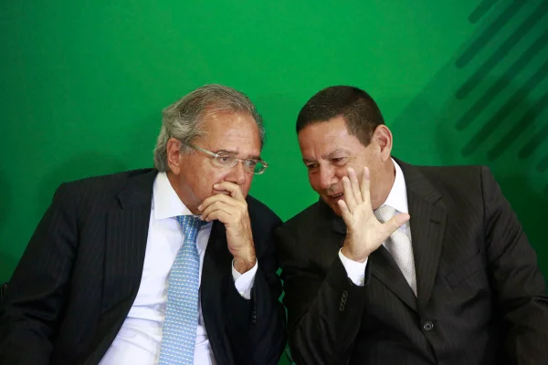 Mourão sobre auxílio emergencial: “Tira de outra área ou volta orçamento de guerra”