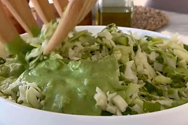 TRAVESSA COM SALADA VERDE
