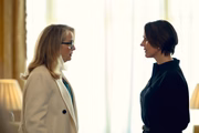 Suranne Jones como Abigail e Julie Delpy como Vivienne em Refém, da Netflix