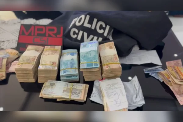 Pilhas de dinheiro são achadas com Val Ceasa em ação por elo com TCP