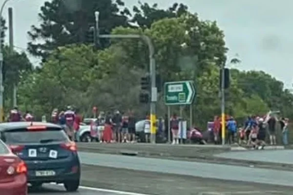 Motorista atropela multidão de torcedores de time de rugby na Austrália