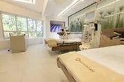Salas de hemodiálise modernas, equipadas com tecnologia de ponta para o cuidado renal