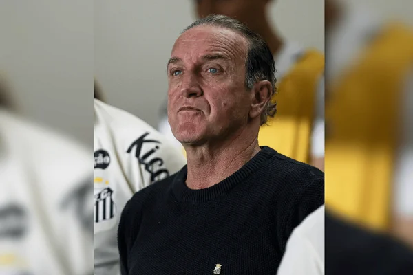 Imagem colorida. Cuca, treinador/técnico/comandante do Santos FC
