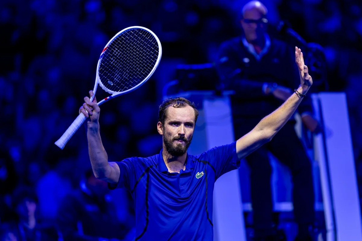 Jogo de Medvedev no ATP de Viena é interrompido após boleiro desmaiar - imagem 1 Jogo de Medvedev no ATP de Viena é interrompido após boleiro desmaiar - imagem 1