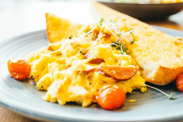 Ovos mexidos com vegetais