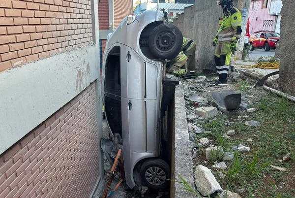 carro derruba muro de escola em MG