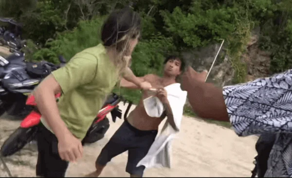 Surfista JP Azevedo agride surfista norte-americana Sara Taylor na Indonésia / Metrópoles