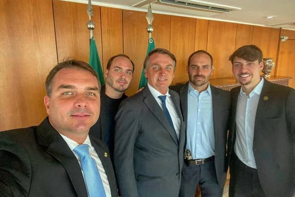 Eduardo: escolha de substituto de Bolsonaro não virá por chantagem