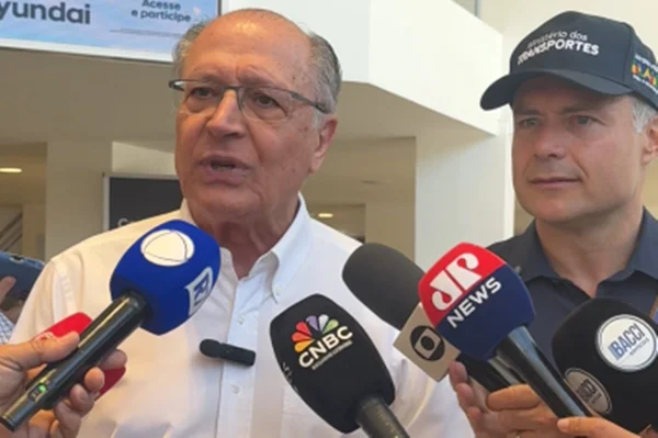 Imagem colorida do vice-presidente, Geraldo Alckmin, e o ministro dos Transportes, Renan Filho - Metrópoles