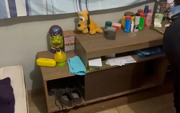 imagem colorida quarto homem pornografia infantil