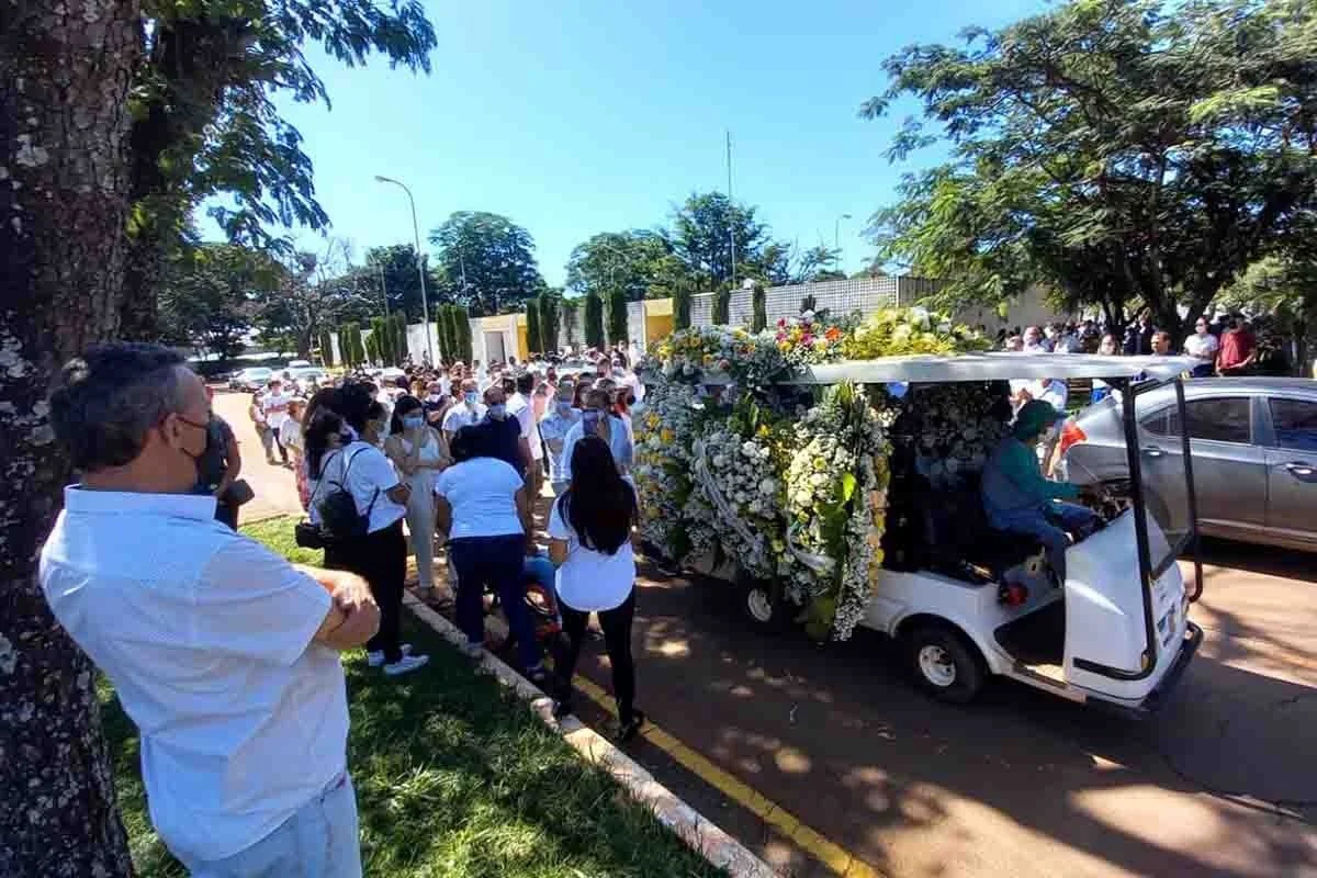 Dezenas de familiares e amigos de Dida Sampaio, 53 anos, compareceram na manhã desta segunda-feira (28/2) no cemitério da Asa Sul, em Brasília Dezenas de familiares e amigos de Dida Sampaio, 53 anos, compareceram na manhã desta segunda-feira (28/2) no cemitério da Asa Sul, em Brasília