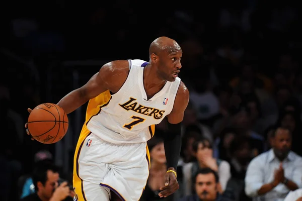 Foto colorida de Lamar Odom, com a camisa dos Lakers, em jogo da NBA - Metrópoles