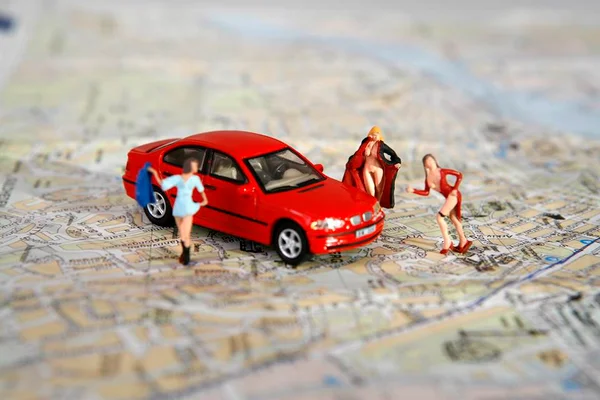 Mapa com carro de brinquedo em cima - Metrópoles