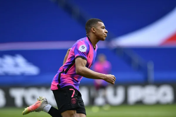 Mbappé faz dois, PSG vence com gol no último lance e encosta no Lille no Francês