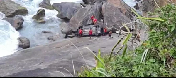 carro cai em praia no rio