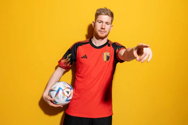Jogador Kevin De Bruyne, posa com bola para foto oficial da Copa do Mundo - Metrópoles