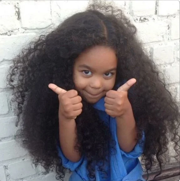Lou, de 6 anos, faz sucesso no Instagram com cabelos cheios de estilo