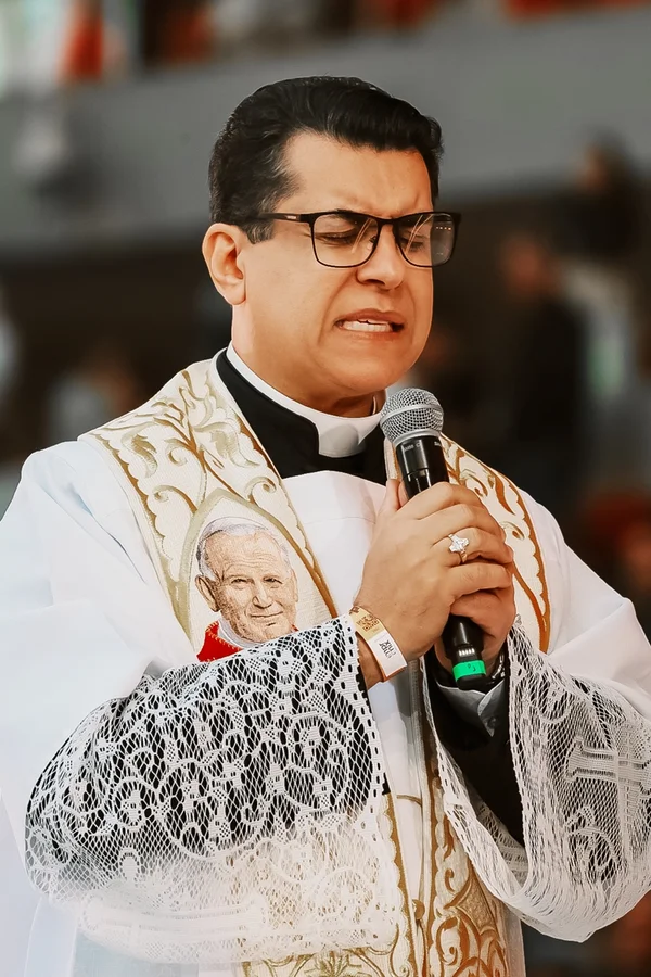 Padre revela que fez noiva desistir de casar: “Abri o olho da iludida” - destaque galeria
