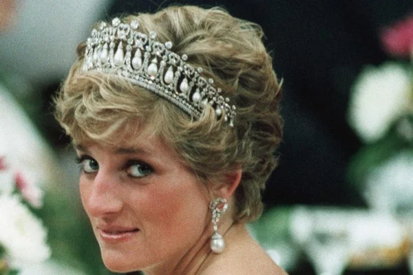 Princesa Diana recebe bela homenagem durante batizado de neto, Louis