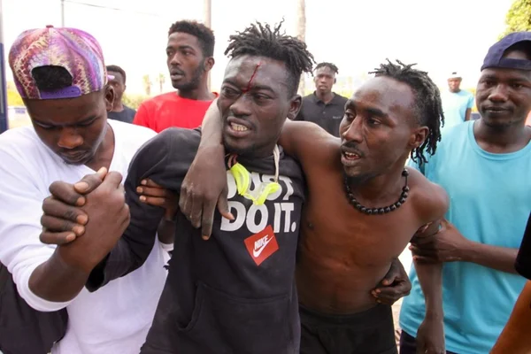 Cerca de 130 pessoas conseguiram escalar grades entre o Marrocos e a cidade espanhola de Melilla, que fica no norte da África: 18 mortos