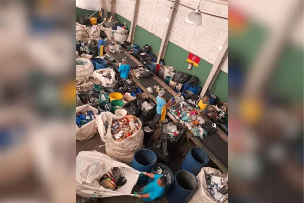 Imagem colorida mostra material de reciclagem - Metrópoles