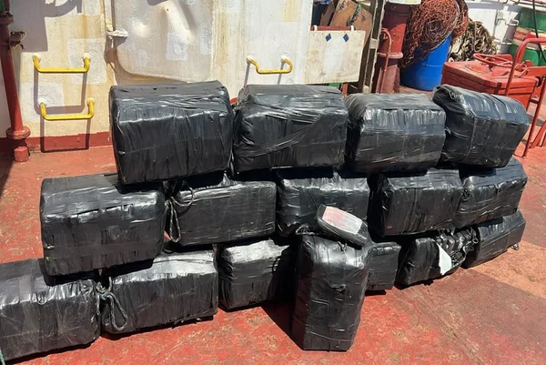 Criminosos escondem cocaína em compartimentos secretos de navio