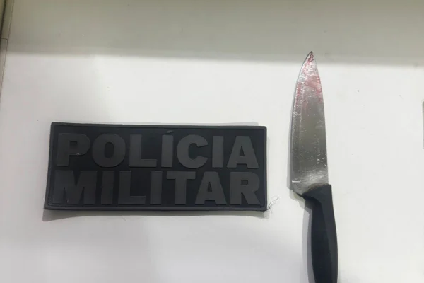 Foto colorida de faca utilizada no homicídio a um paraguaio e tentativa de homicídio a um amigo dele, em Limeira, interior de São Paulo.