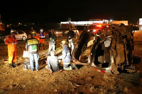 Garota de 10 anos morre após ser jogada de carro em acidente na BR-020
