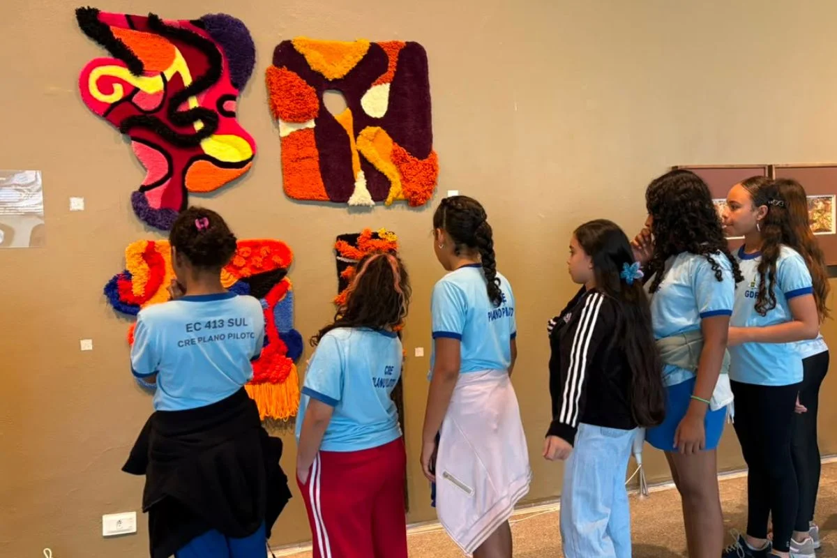 Exposição 'Constelações Contemporâneas' em Brasília oferece arte e lazer cultural gratuito para crianças nas férias escolares no Teatro Nacional
