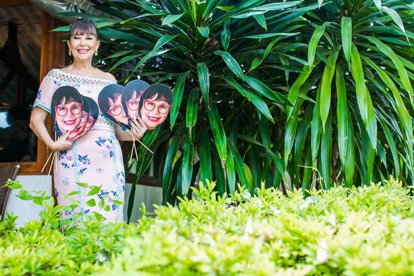 Monica Cruz celebra seus 60 anos com almoço no Le Jardin du Golf