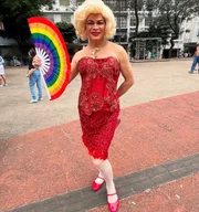 Salete Campari posa de vestido vermelho e leque de arco-íris Salete Campari posa de vestido vermelho e leque de arco-íris