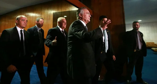 “Vamos deixar a poeira baixar”, diz Renan após decisão do STF