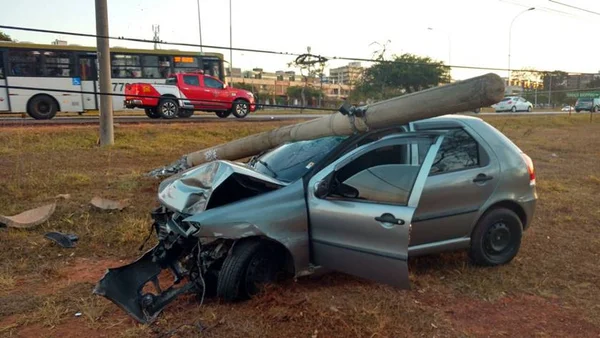 Acidente no Sudoeste envolvendo dois carros acaba com poste derrubado