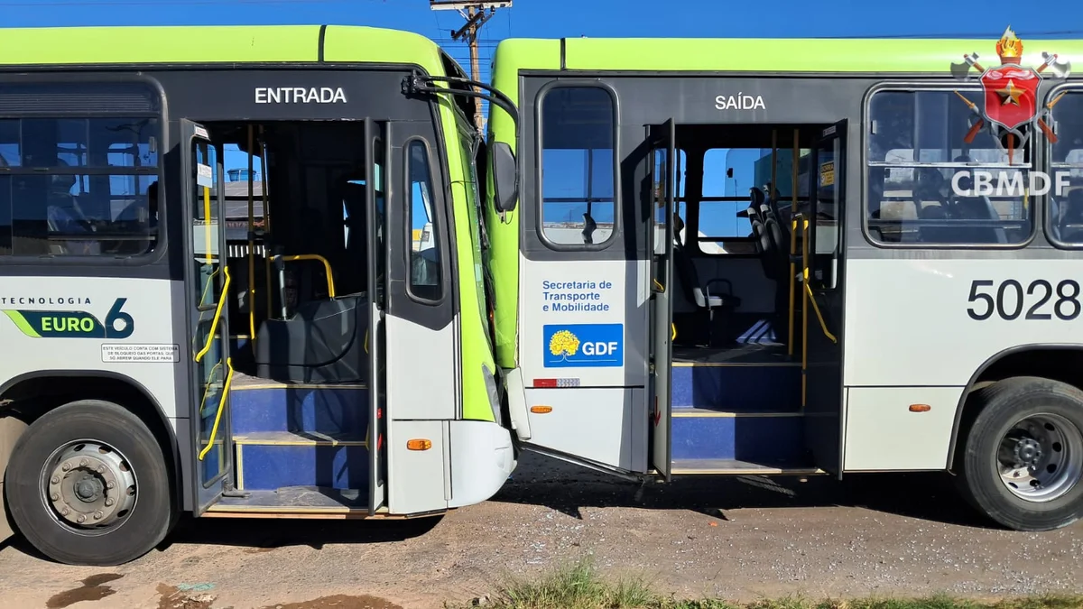 Um ônibus bateu na traseira do outro Um ônibus bateu na traseira do outro