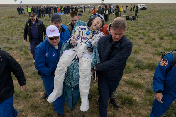 Imagem mostra o astronauta Don Pettit sendo carregado ao retornar à Terra - Metrópoles