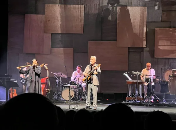 Haddad e Barroso são tietados em show de Chico Buarque em Brasília