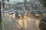 Chuva na Estrada de Campo Limpo, zona sul de SP Chuva na Estrada de Campo Limpo, zona sul de SP