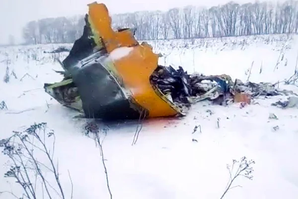 Avião com 71 pessoas a bordo cai após decolagem na Rússia