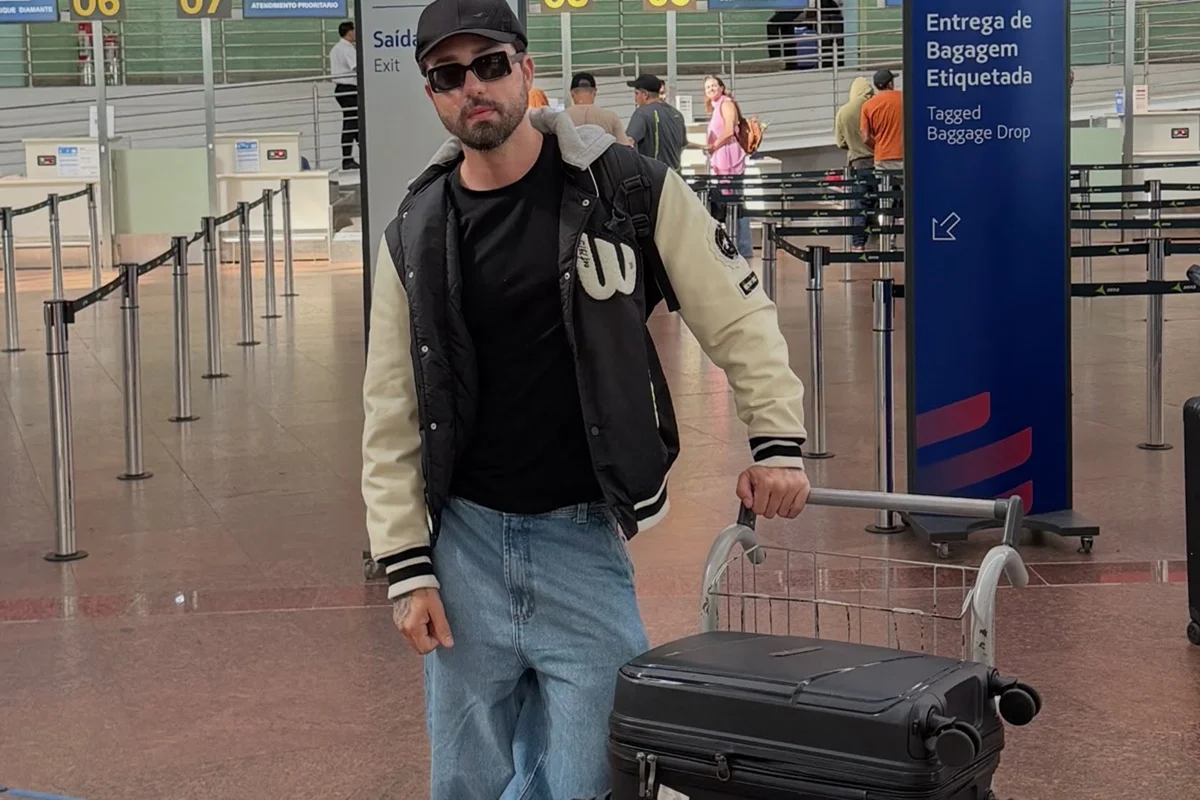 Rico Melquiades posa no aeroporto e internautas reagem: "Tchau, some" Rico Melquiades posa no aeroporto e internautas reagem: "Tchau, some"