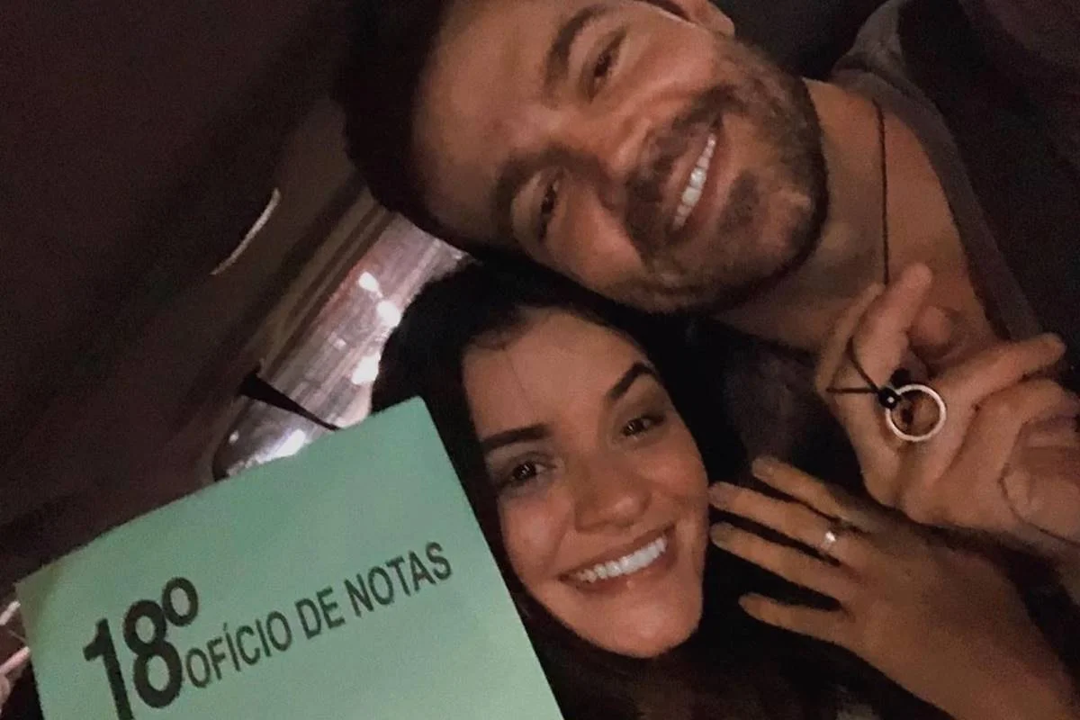 "Foi meio de surpresa. Não contamos para os amigos ou a família. A gente só foi ao cartório e assinou os papéis para celebrar esse momento que estamos vivendo", disse a atriz "Foi meio de surpresa. Não contamos para os amigos ou a família. A gente só foi ao cartório e assinou os papéis para celebrar esse momento que estamos vivendo", disse a atriz