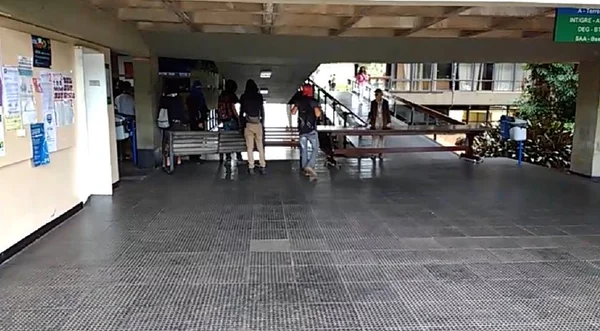 Manifestantes ocupam, montam barricadas e isolam reitoria da UnB