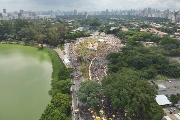 Imagens captadas pelos drones da Polícia Militar no Ibirapuera durante bloco de Ivete Sangalo - Metrópoles