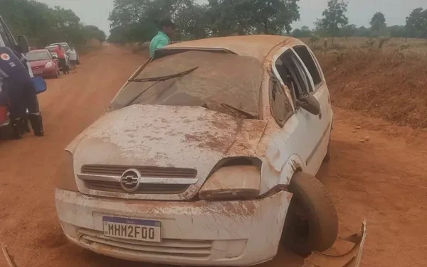Condutor sem CNH capota veículo e deixa seis pessoas feridas em Goiás